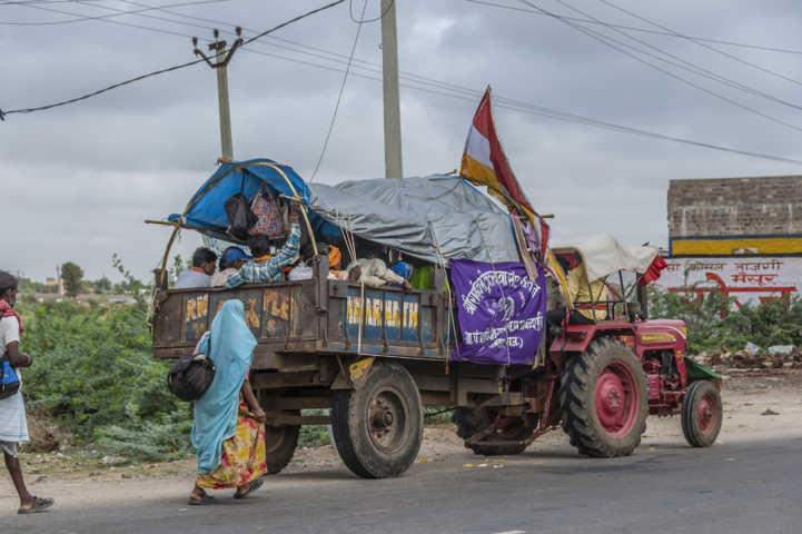 96 - India - tractor con gente